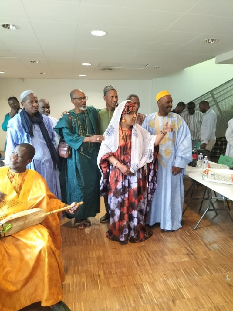 Joueur de luth peul (Hoddu) et assemblée chantant en tenue traditionnelle